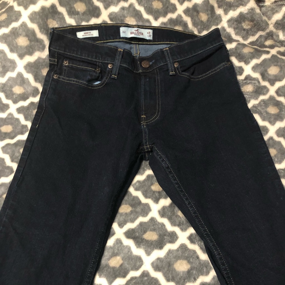 Dark wash Hollister Jeans on TREND😍